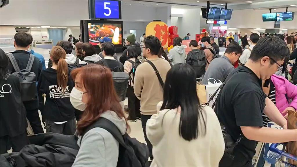 桃機塞爆!15萬人出入境 拿行李得等半小時