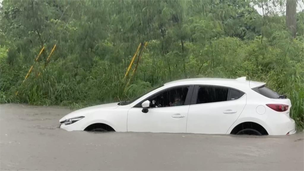 台東大雨連下3天　洗腎嬤離不開家、軍人返營受困車內