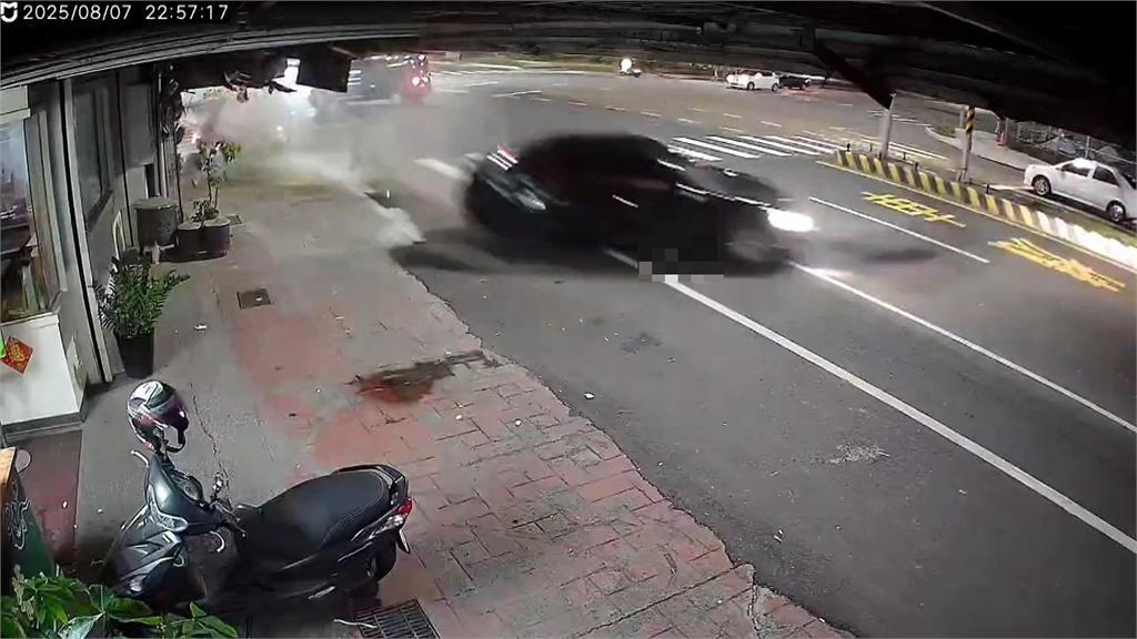 騎士好衰！嘉義廂型車追撞波及２機車　高雄轎車闖紅燈波及３機車