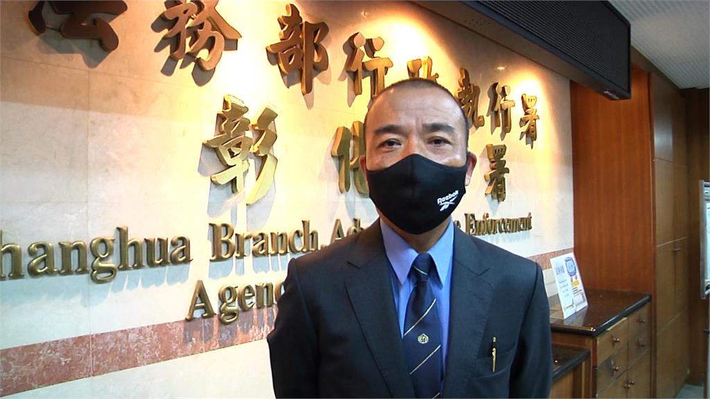 註銷貨車當路霸 天天占公有停車格賣水果 積欠37萬罰單「子債父還」