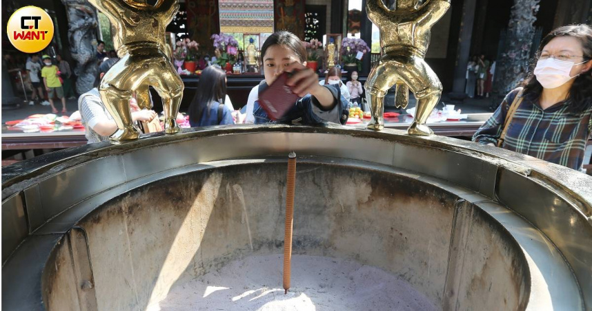 雞頭怪客2／汽油彈怪男身分起底　30廟天公爐塞這物「還願」遭逮