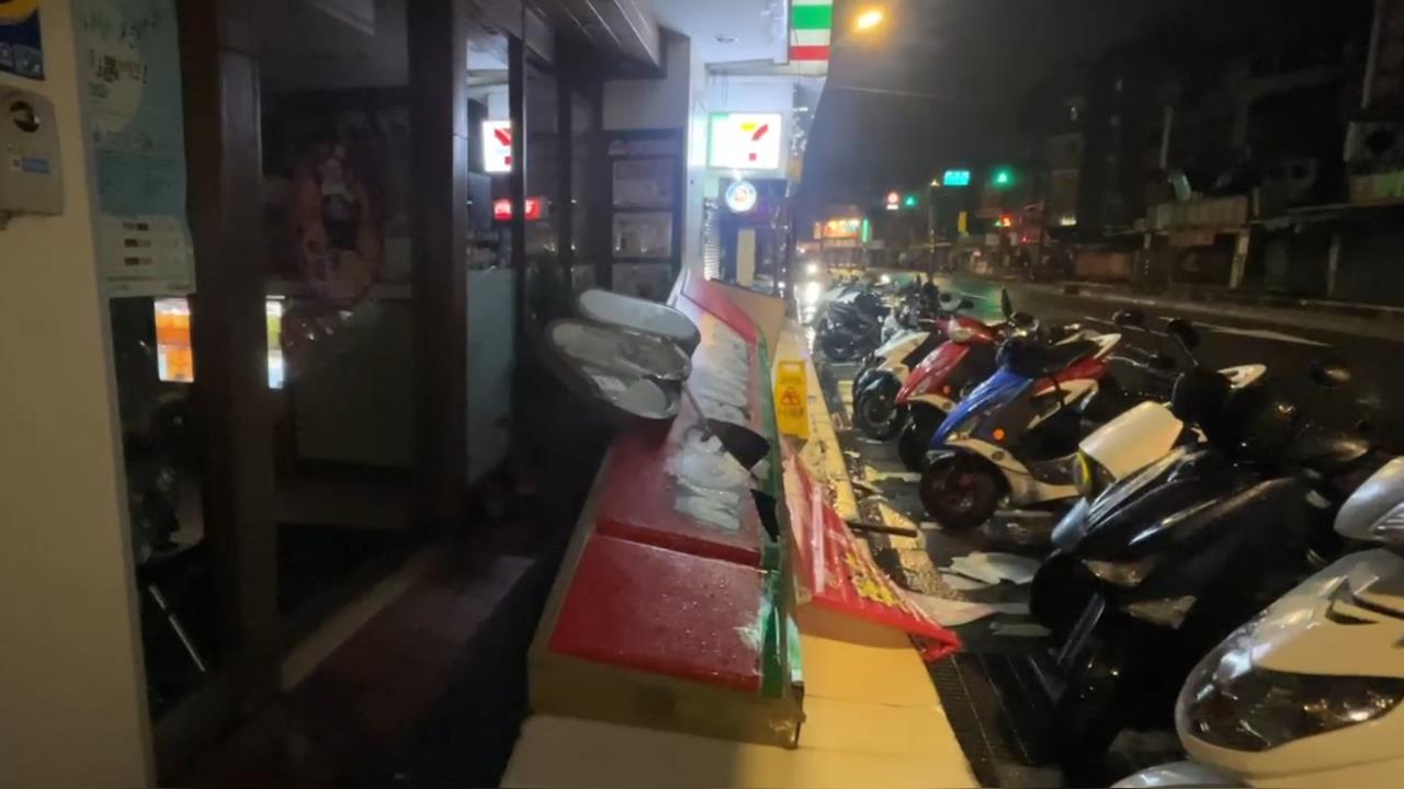 快新聞／不堪風雨！北市文山1摩斯漢堡「招牌墜落」　多台機車受波及