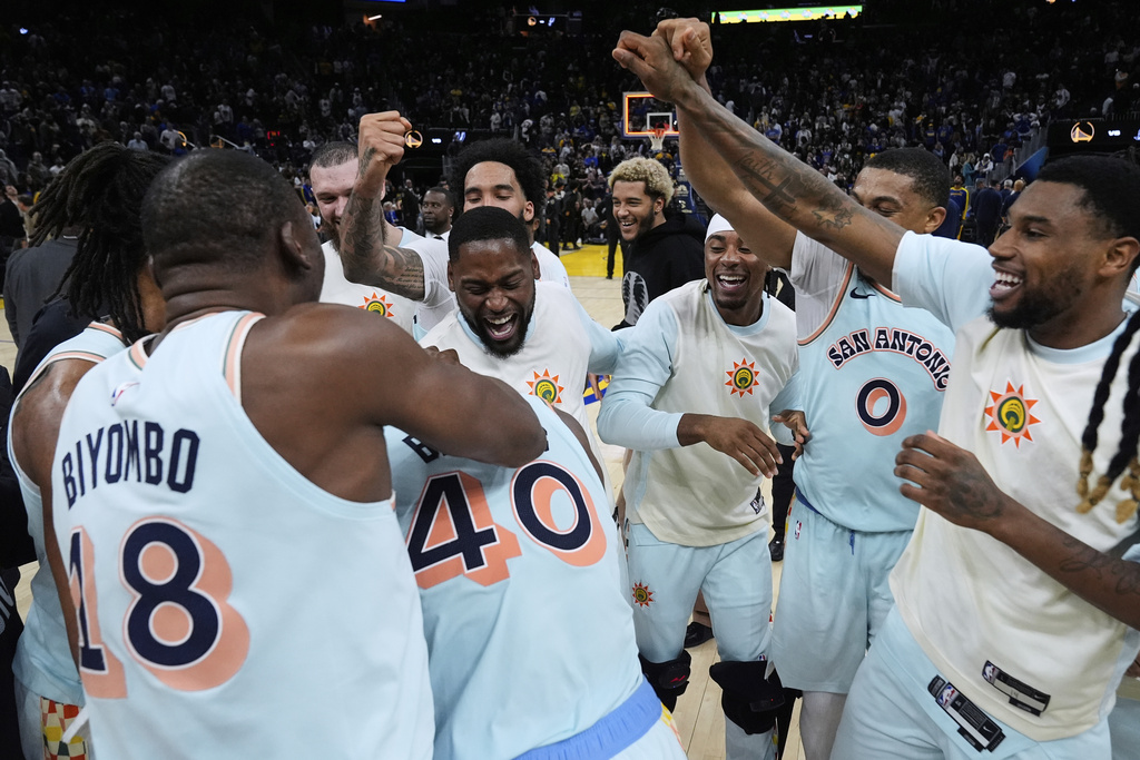NBA(影)／前隊友柯瑞當場傻眼！「北卡雄鷹」巴恩斯上演回娘家復仇戲碼絕殺勇士