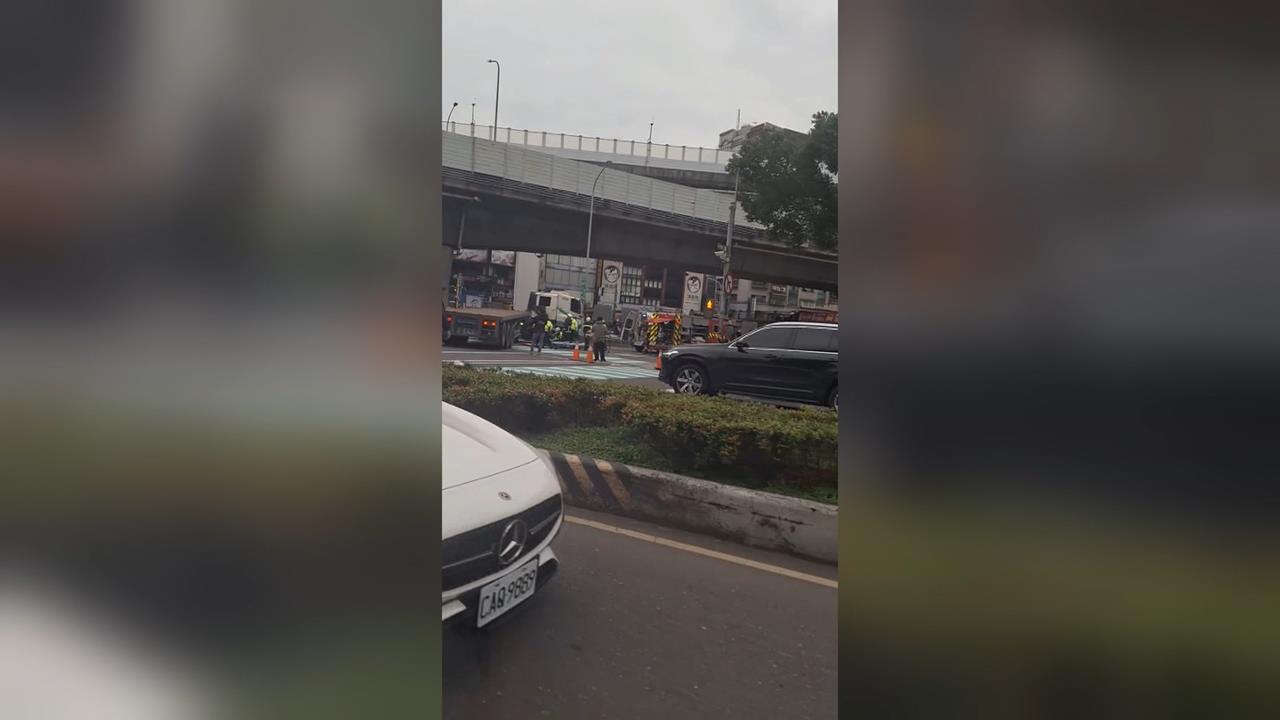 板橋拖板車違規右轉釀禍! 7旬婦遭撞左大腿骨折送醫不治