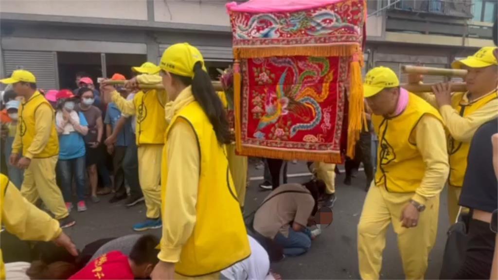 母帶6歲遲緩兒鑽轎腳！白沙屯媽祖「賜福停駕5分鐘」超暖畫面曝