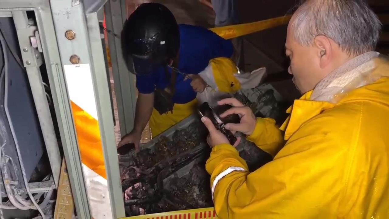 碰! 蘆洲電信交接箱起火爆炸 波及住宅大門、5機車