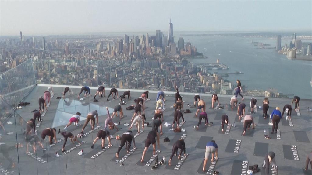 腳踩紐約繁華街景　西半球最高戶外觀景台做瑜伽
