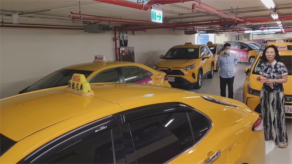 高雄火車站集結近百位司機　控訴台鐵影響排班車權益