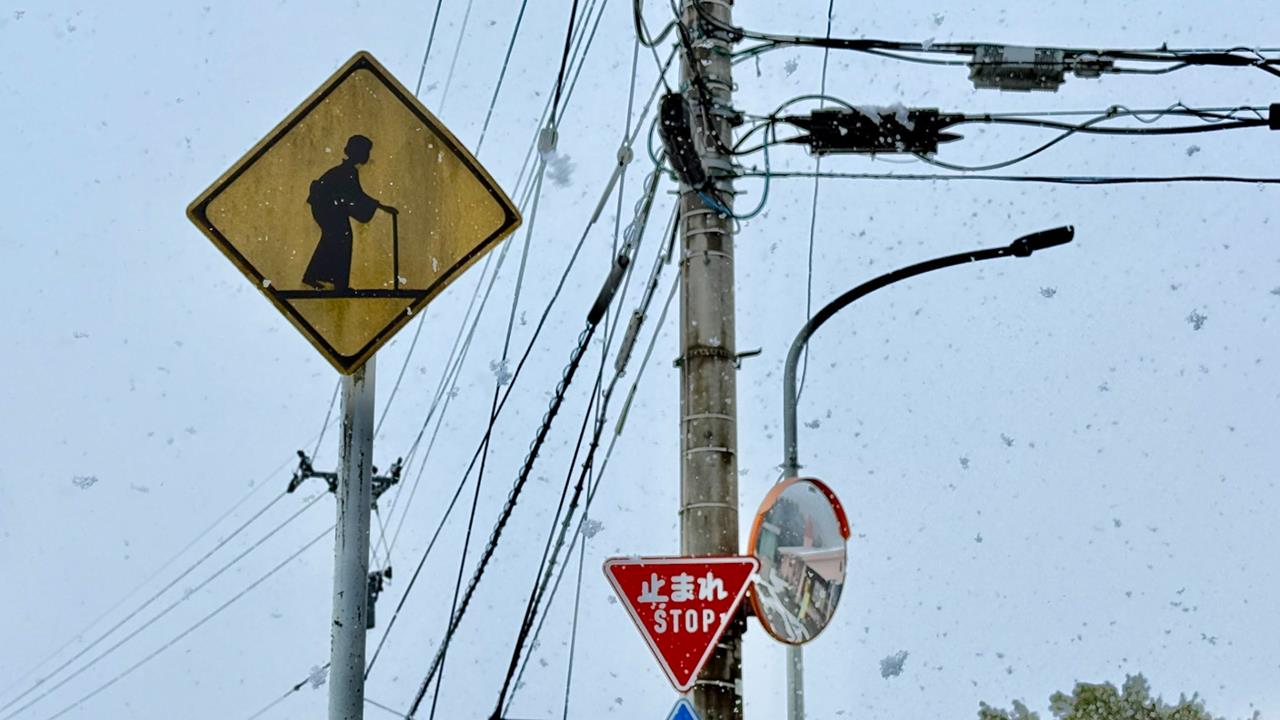 日本最神祕都市傳說！「老奶奶標誌」現身高岡街頭...背後故事暖哭全網