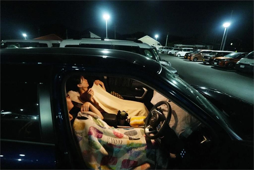 【有片】熊本強震累計35死　災民一家擠汽車過夜、駕駛撞上隆起路面