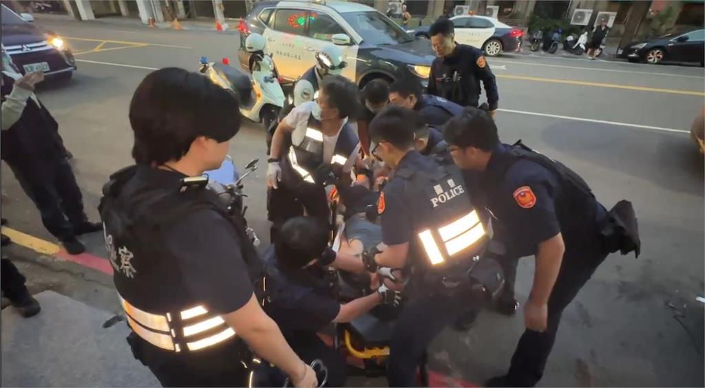 快新聞／高雄男情緒失控清晨隨機攻擊4傷　警方辣椒水控制強制送醫