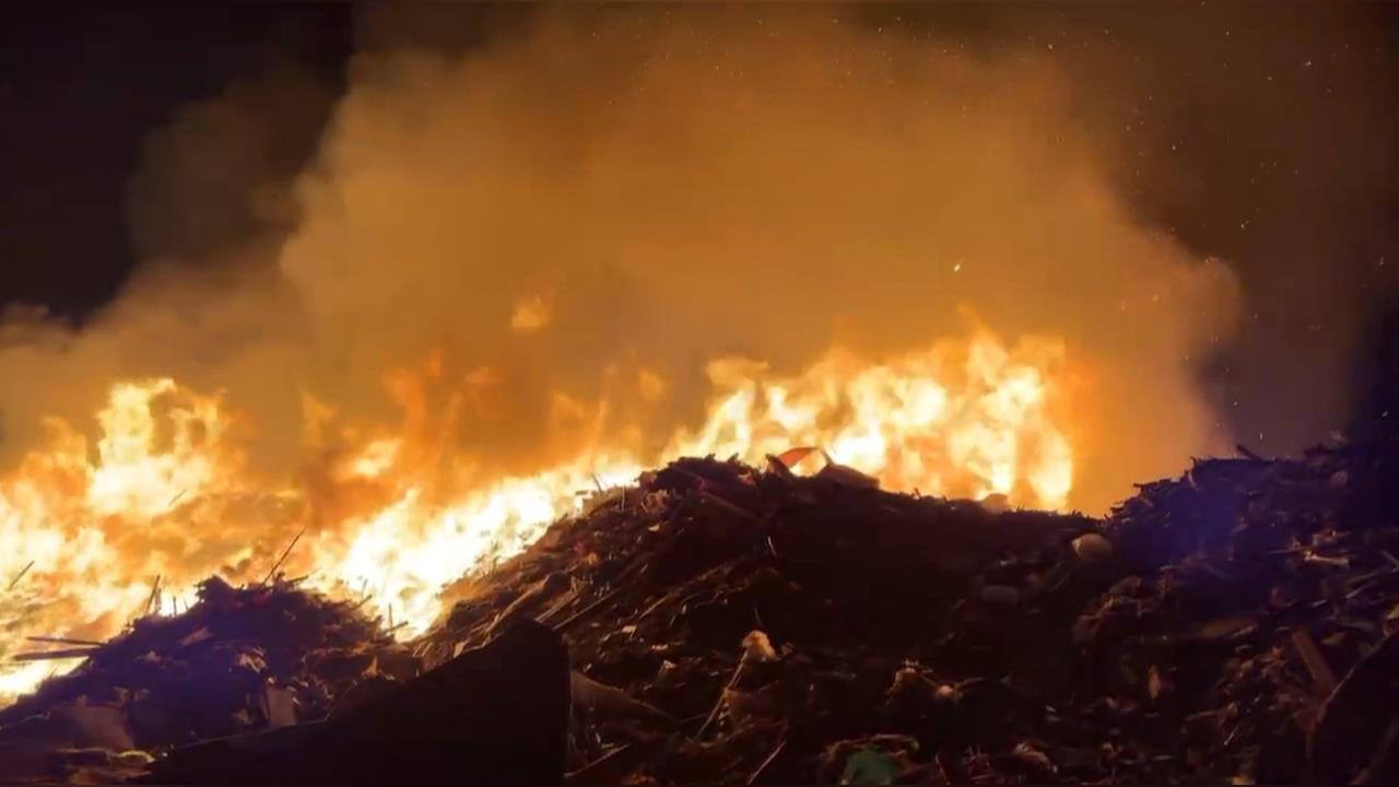 風災廢棄物暫置場大火! 20多萬噸廢棄物惡火狂燒
