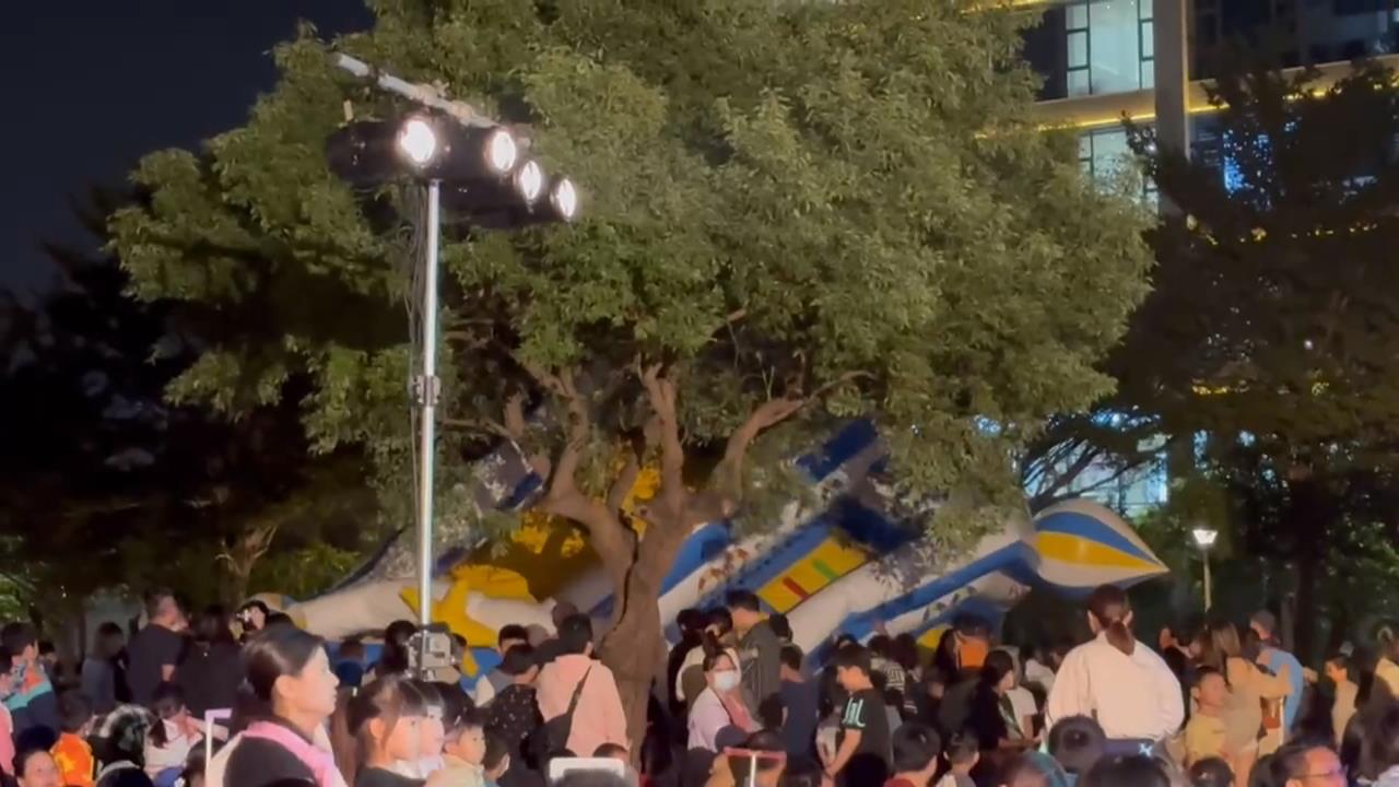 「充氣滑梯」無預警消風！　台中家長指控：燈光昏暗、無人員管制