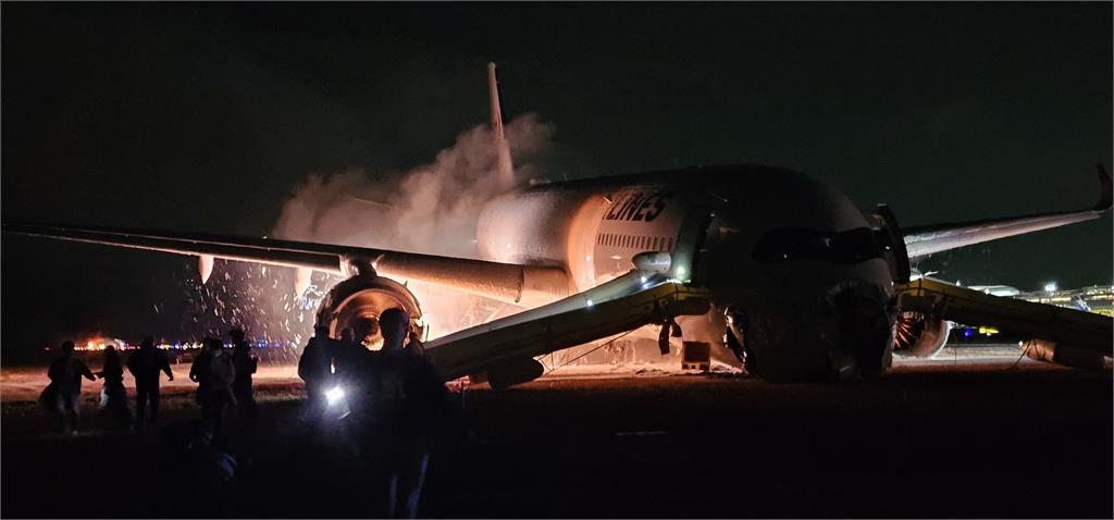 羽田機場跑道著陸相撞起火！乘客慌忙逃竄...「航班人員資訊」曝光