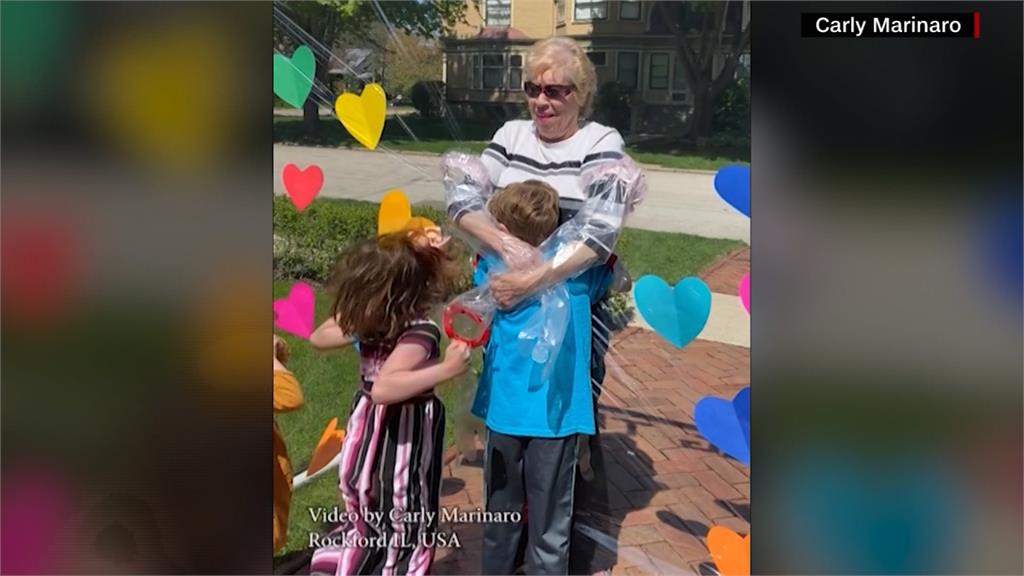 85歲阿祖想抱曾孫 孫女自製「塑膠門」跨越社交距離