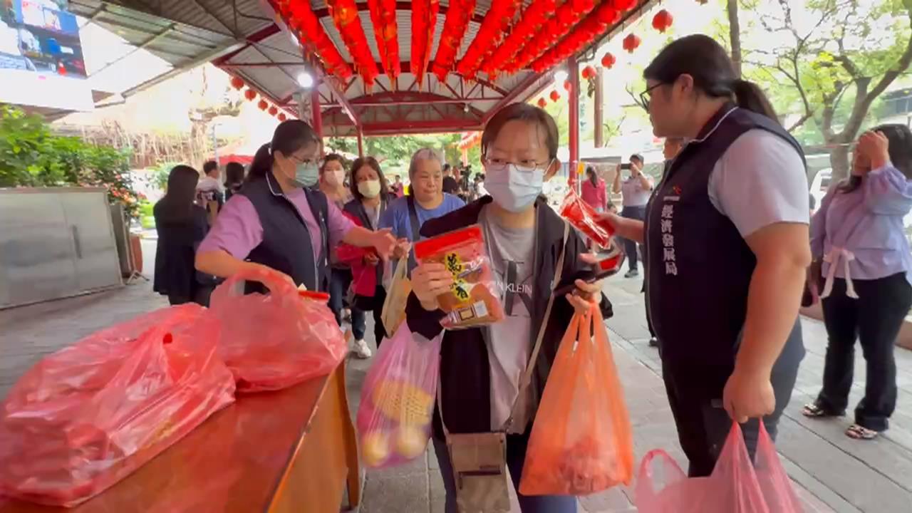 台中建國市場豬肉買氣爆棚 "買豬肉送肉鬆"促銷排長龍