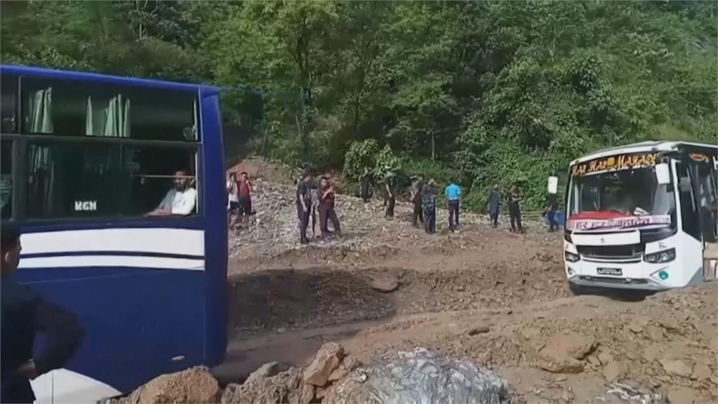 尼泊爾2巴士遭土石流沖走　至少66乘客下落不明