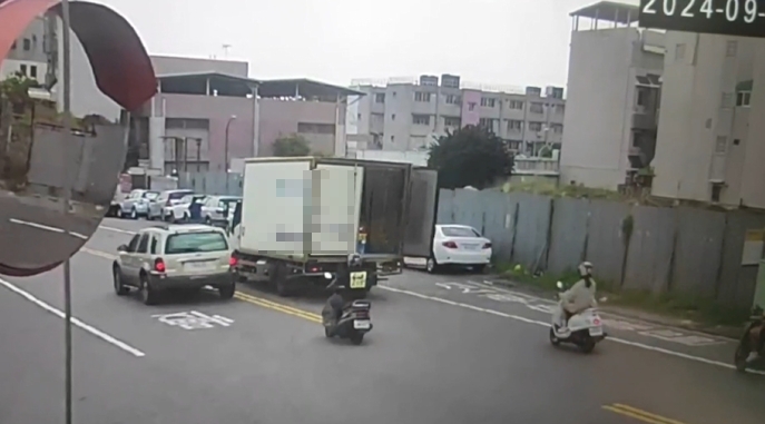 台中驚現「移動斷頭台」！　物流車後車門未關好打到路人