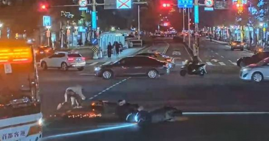 路口驚險「滑壘逃生」機車追撞現場像職業球員表演　騎士僅輕傷