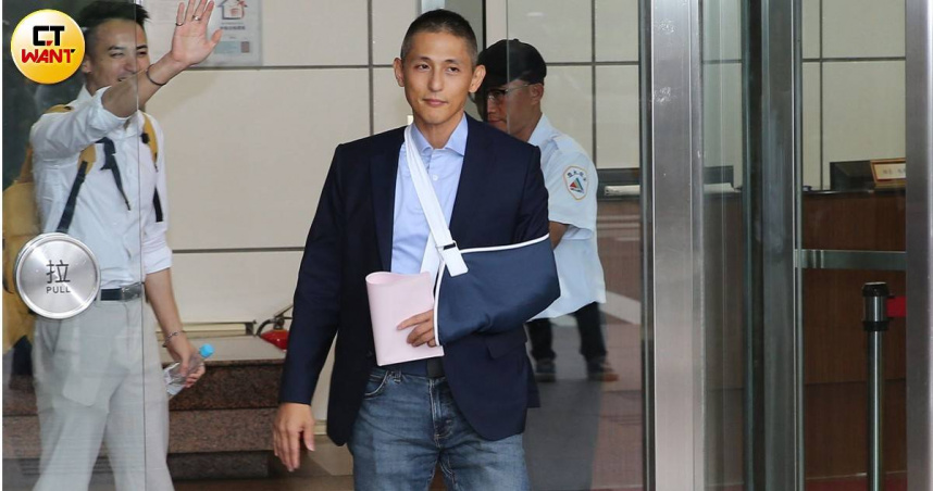 帶傷上陣！吳怡農赴黨中央遞交台北市長參選意願表