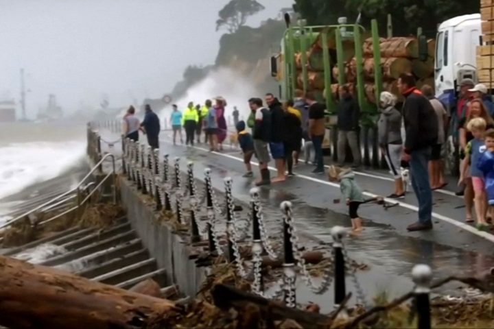 氣旋侵襲紐西蘭南島 路坍塌、民宅屋頂掀