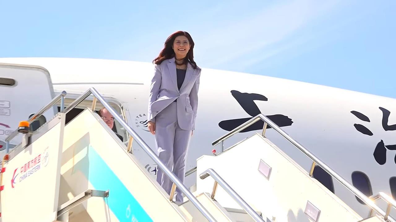 鄭麗文訪中穿紫色西裝「暗藏隱喻」？網一看秒懂開酸：藍加紅就是紫色