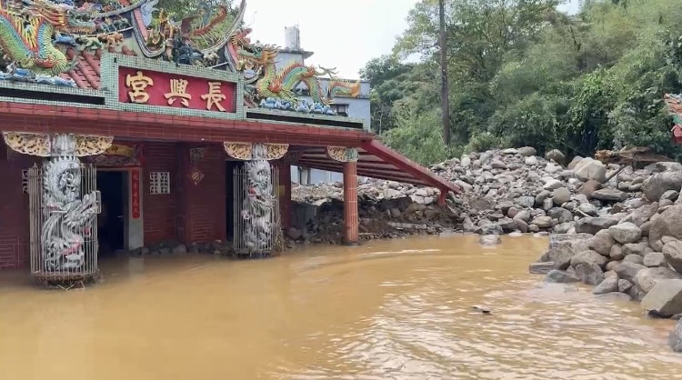 快新聞／金山長興宮再度淹水　廟前變蓄水池堆滿巨石