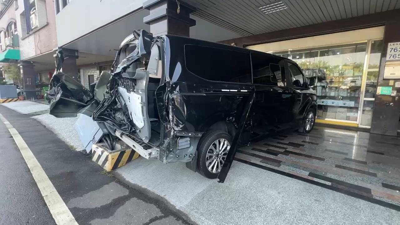 快新聞/台南環保車失控!6車後段遭撞 變電箱也分離