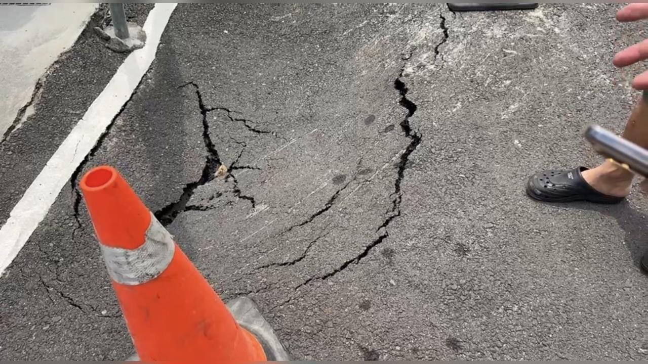 台南仁德2個月前路面修補換停車場塌！　　疑似水流掏空地基