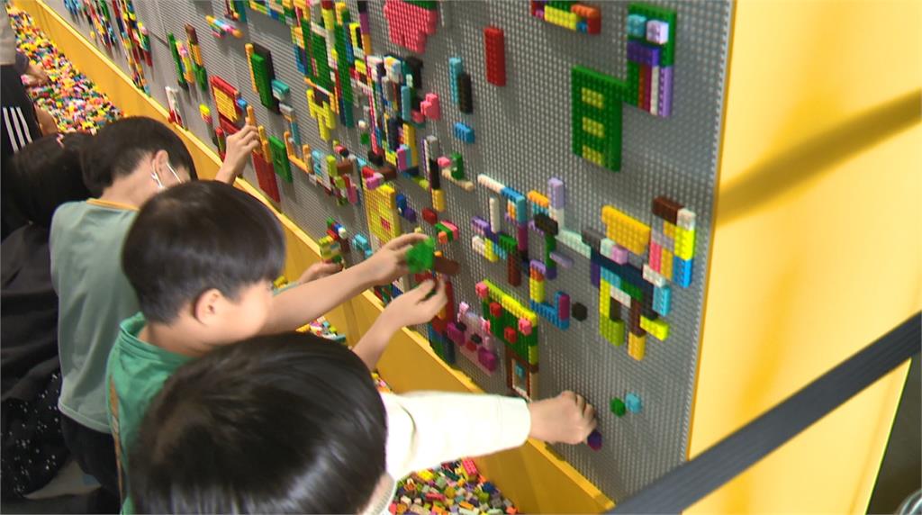 高雄合作積木品牌打造互動關卡　陳其邁化身陳三歲與孩子比賽車