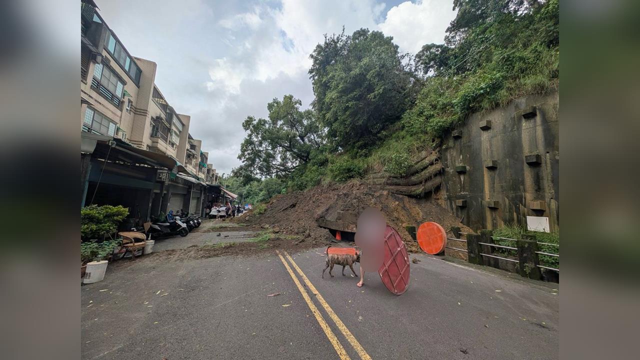 驚險一瞬間！高雄小港三層樓高擋土牆坍塌　整片土石、樹木滑落壓毀機車