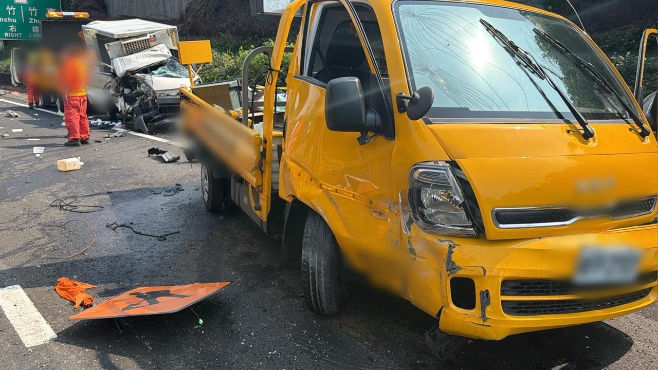 快新聞/國1驚見貨車「歪頭殺」?4大車撞成一團 路肩LED標示車也遭殃