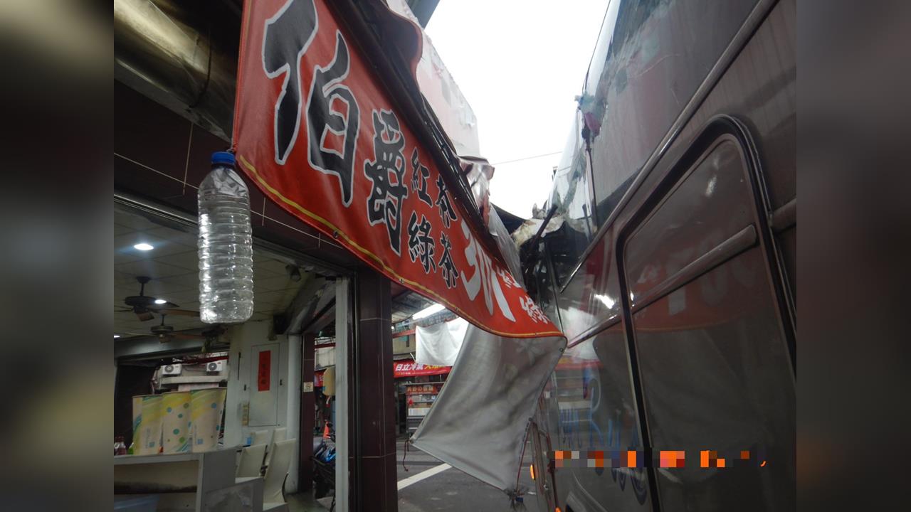 台中車禍！嬤載孫遭撞孫女噴飛　校車撞早餐店棚架玻璃碎裂學生嚇壞
