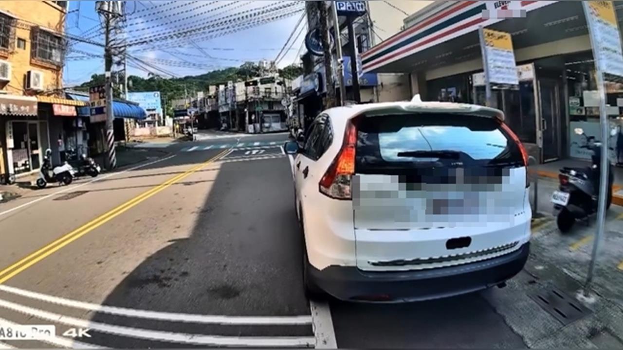 氣死！休旅車違停公車站牌前　司機廣播：駕照怎麼考的？