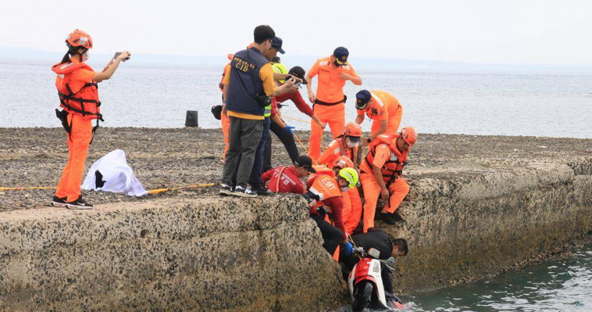 澎湖跨海大橋「男子連人帶機車落海」！警消漏夜搜救打撈上岸明顯死亡