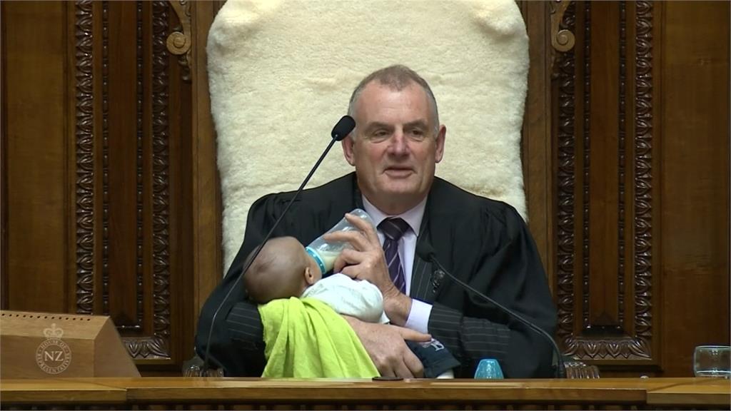 紐西蘭眾議院議長 幫同事帶寶寶邊主持會議