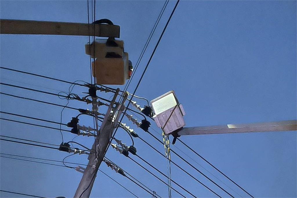 老鼠作祟！傍晚新竹香山傳出電線杆起火事故　1300戶復電完成