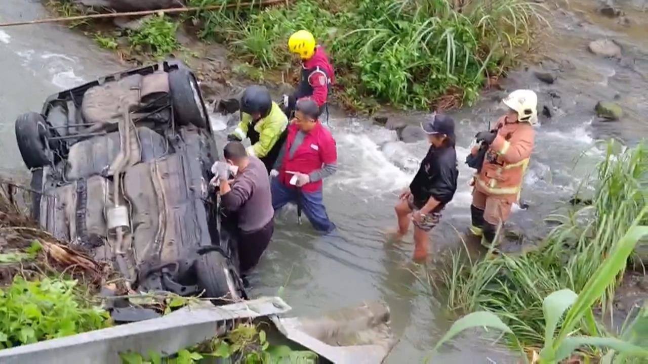 奪命車禍！兄弟檔從此天人永隔　疑天雨路滑暴衝撞進河道