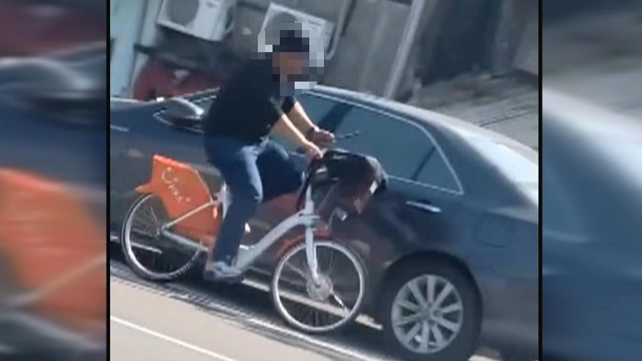 高雄現「砸車怪客」 騎腳踏車持棍棒沿街亂敲車窗