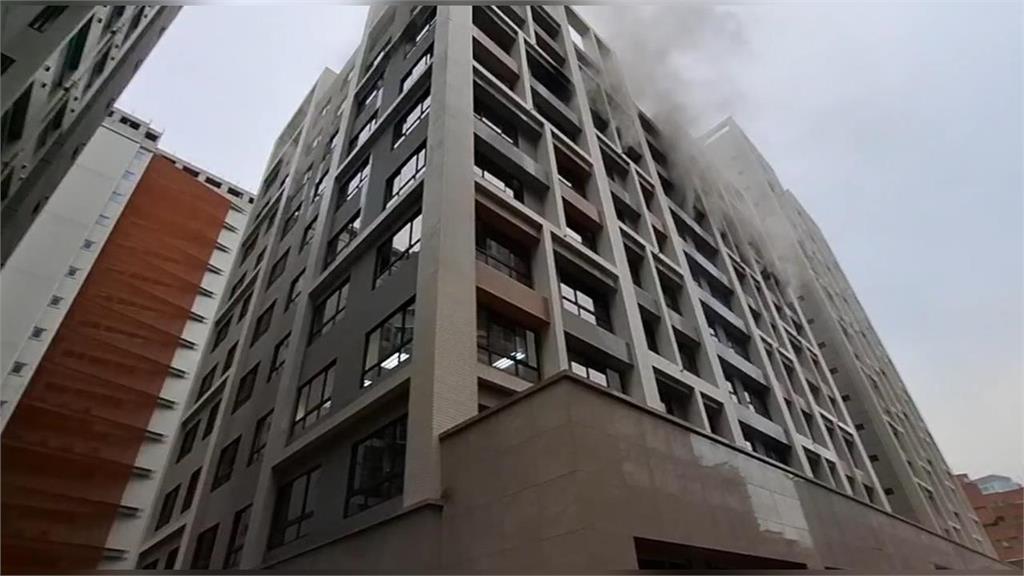 快新聞／濃煙畫面曝！新北土城建案8樓火警　2人困陽台獲救