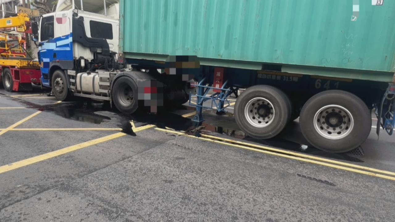 苗栗曳引車拋錨狂冒白煙　目擊民眾「以為要爆炸了」