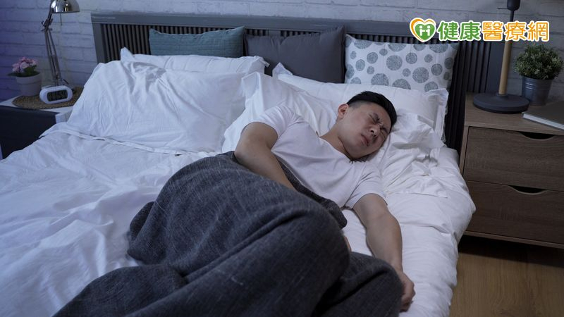 夢到被狗追！5旬男摔下床瘀青　醫見5症狀不單純：恐巴金森早期