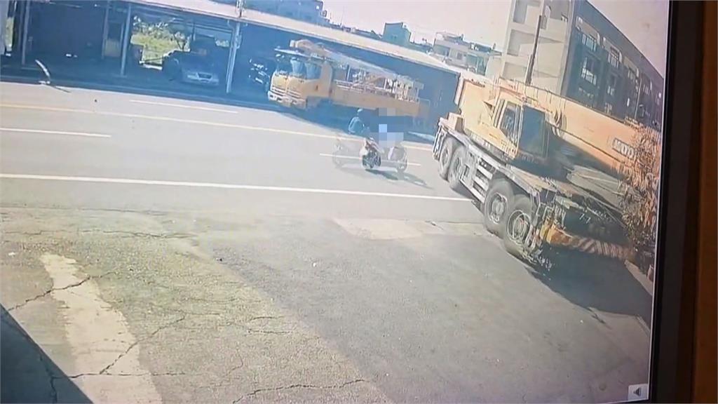 驚悚車禍！高雄１８歲騎士衝撞「違規左轉」吊車 //緊急送醫仍回天乏術