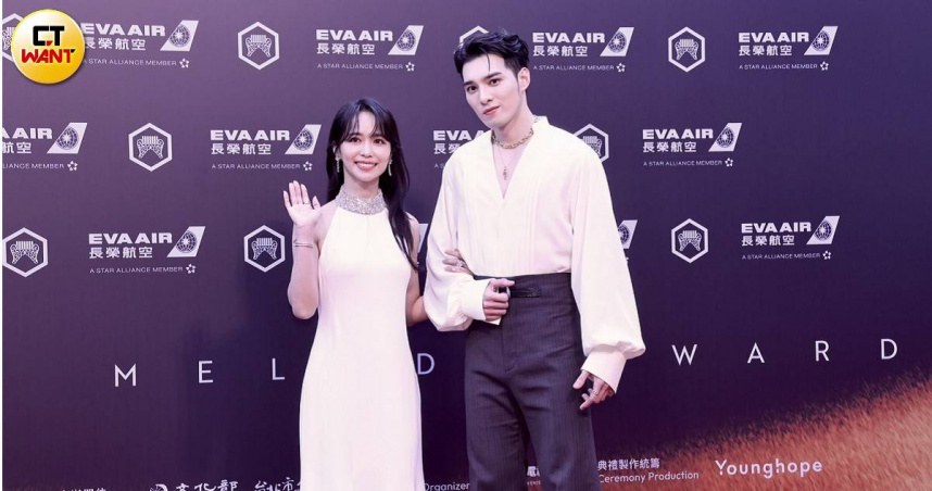 金曲36／陳明珠淺色禮服性感小露背　3度搭檔黃偉晉主持紅毯