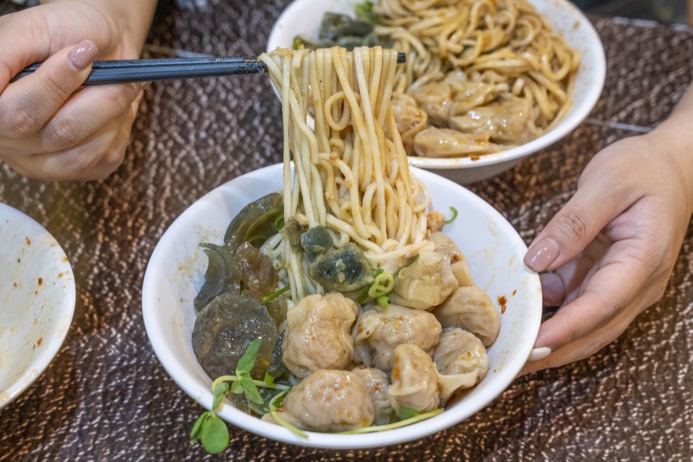台北美食 查記麵館｜把皮蛋醬與炒手攪拌再一起　再加上店家特製辣醬真的太讚了！超級開胃