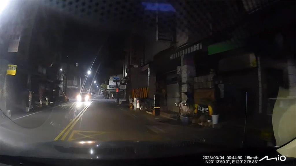 巡邏警車被瘋狂閃燈　警機智解讀暗號化解危機