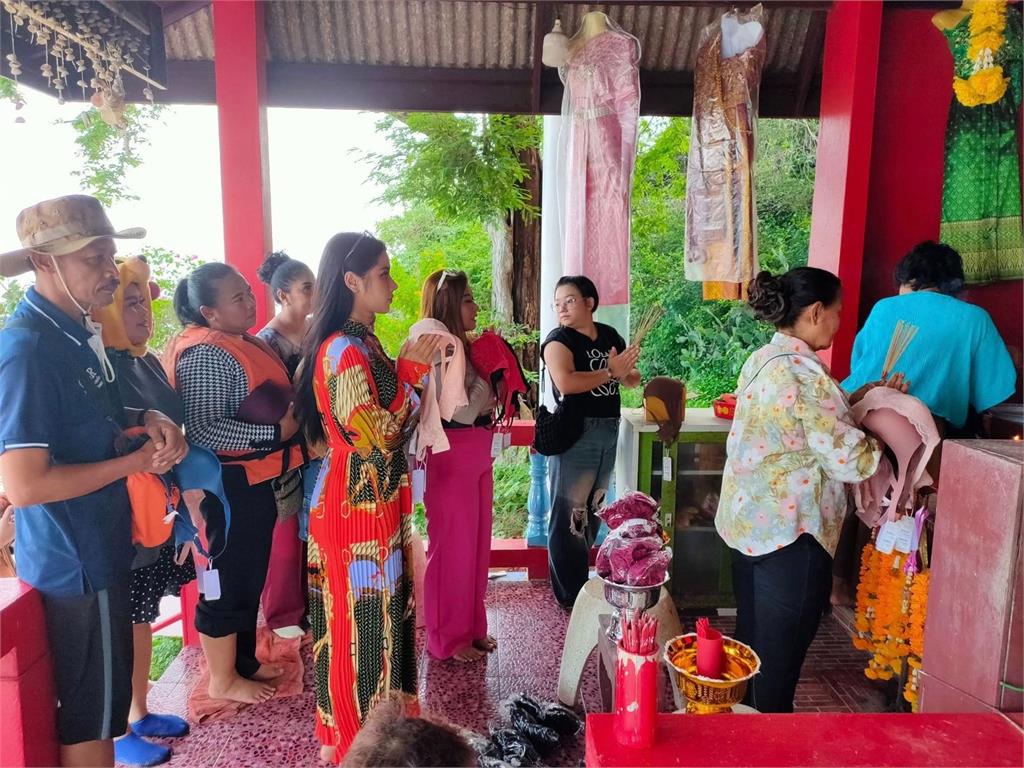 泰國「少女雙乳島」女神太靈！戀愛有求必應　超狂信眾獻胸罩還願