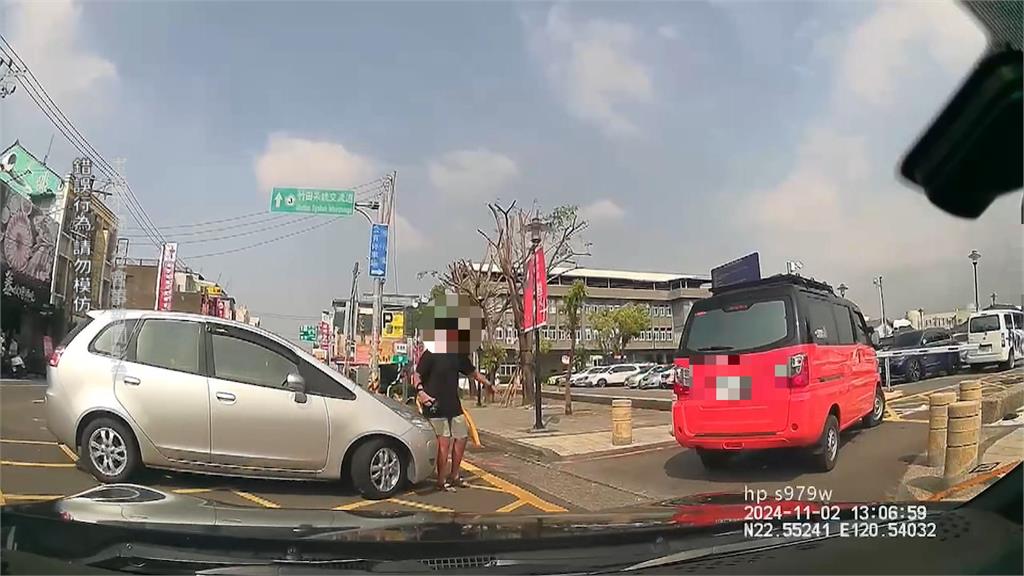 插隊釀糾紛！　正義男肉身擋違規車遭撞　怒打爆對方後照鏡