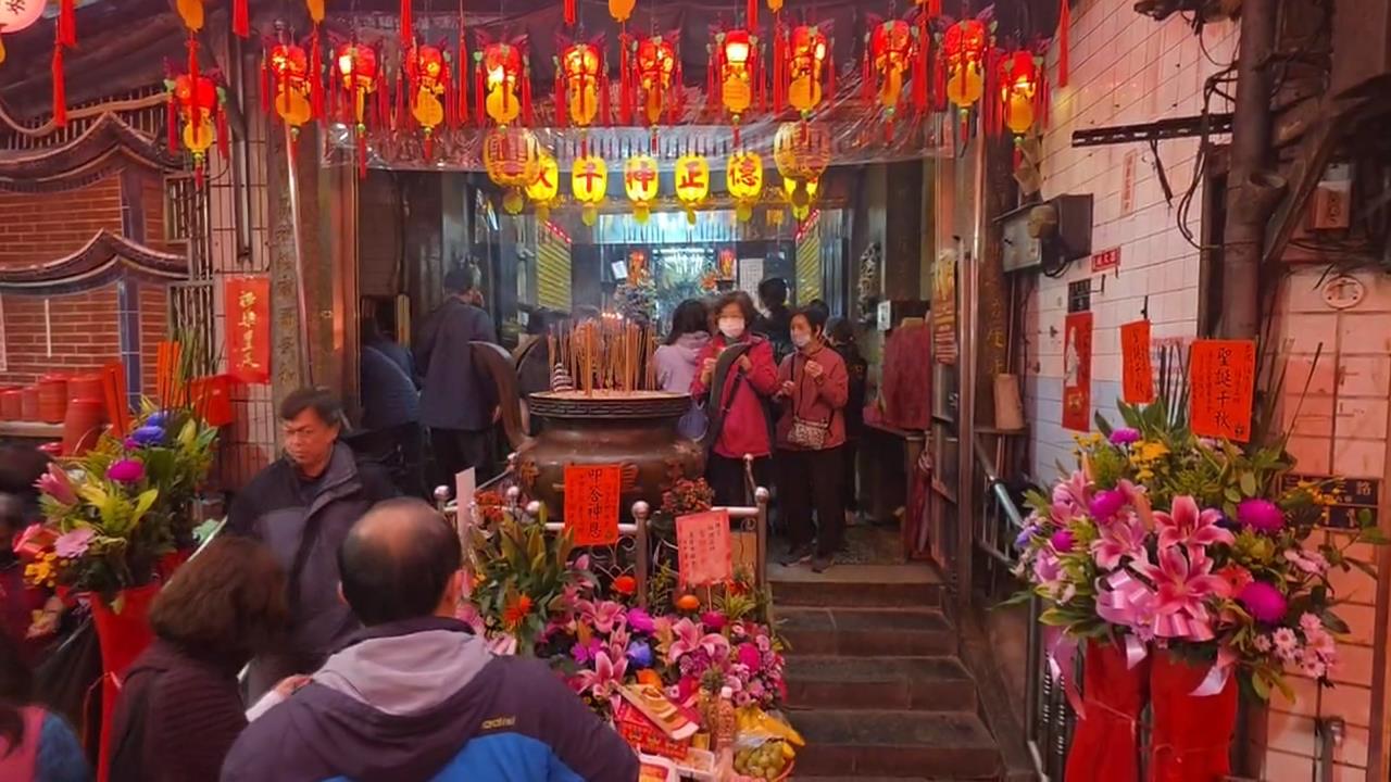 信徒「頭牙日」補財庫　備麻糬、花生參拜盼「黏錢」財運旺