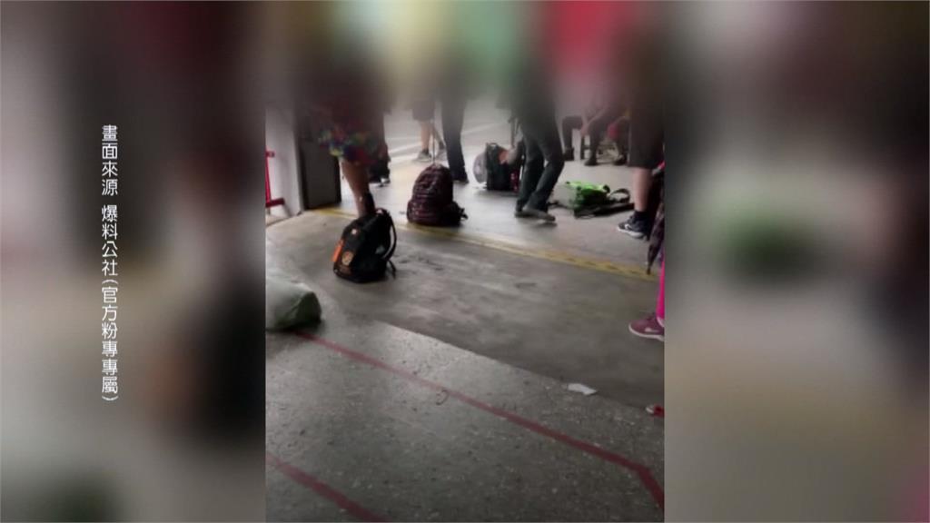 溪頭園區巴士站奇觀　背包丟地上為的就是...占位？